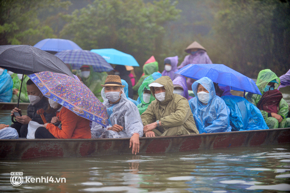 Ảnh: Người dân mặc áo mưa co rúm trên thuyền, trẻ em mệt mỏi theo cha mẹ đi lễ chùa Hương trong giá rét-4
