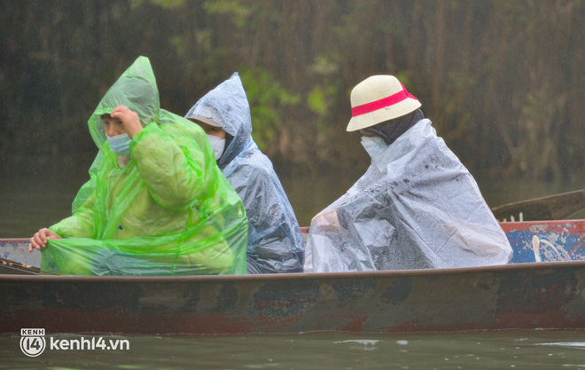 Ảnh: Người dân mặc áo mưa co rúm trên thuyền, trẻ em mệt mỏi theo cha mẹ đi lễ chùa Hương trong giá rét-6