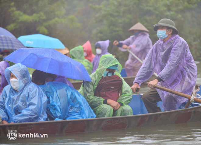 Ảnh: Người dân mặc áo mưa co rúm trên thuyền, trẻ em mệt mỏi theo cha mẹ đi lễ chùa Hương trong giá rét-7
