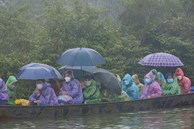 Ảnh: Người dân mặc áo mưa co rúm trên thuyền, trẻ em mệt mỏi theo cha mẹ đi lễ chùa Hương trong giá rét
