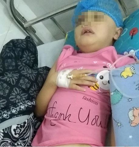 Diễn biến mới vụ bé gái 8 tuổi bị bức tường và cánh cổng sắt đổ sập lên người ở Thanh Hóa-1