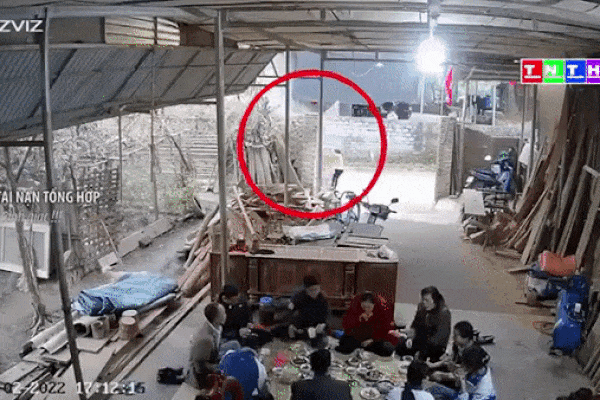 Diễn biến mới vụ bé gái 8 tuổi bị bức tường và cánh cổng sắt đổ sập lên người ở Thanh Hóa