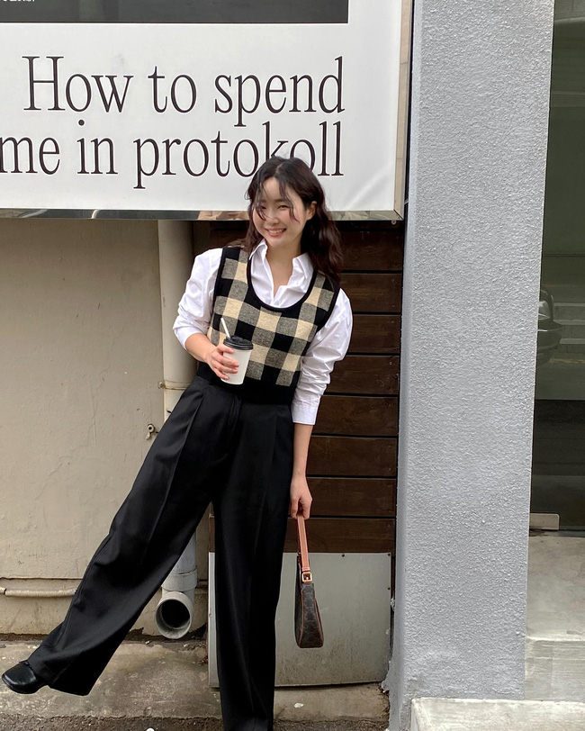 Mặc đẹp ngày mưa nồm với 12 công thức tươi trẻ, cực kỳ chỉn chu-12