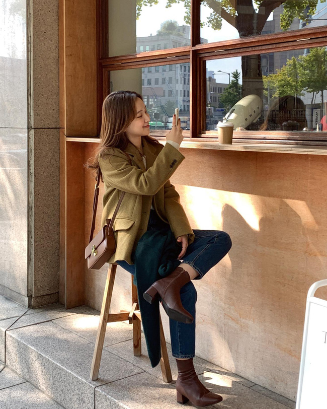 Mặc đẹp ngày mưa nồm với 12 công thức tươi trẻ, cực kỳ chỉn chu-3