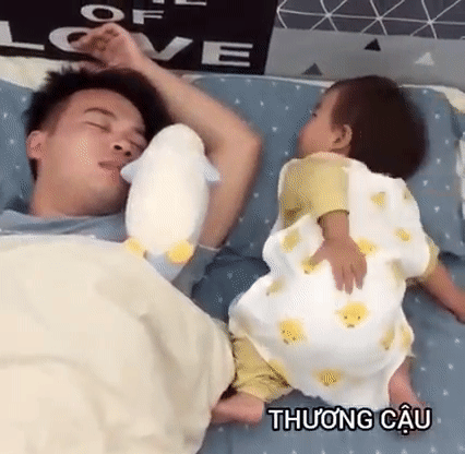 Em bé nhỏ xíu tự ru mình ngủ, lại còn hoạt động năng suất của 2 tay, dân mạng chắc nịch: Con của Gen Z rồi!-1