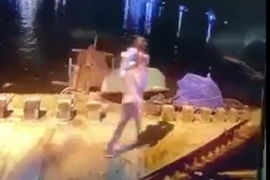 Ghen tuông với vợ, chồng ôm con gái 5 tuổi ném xuống sông