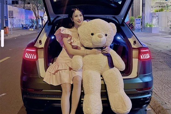 Diệp Lâm Anh khoe quà siêu to khổng lồ hậu Valentine, được ai tặng đây?