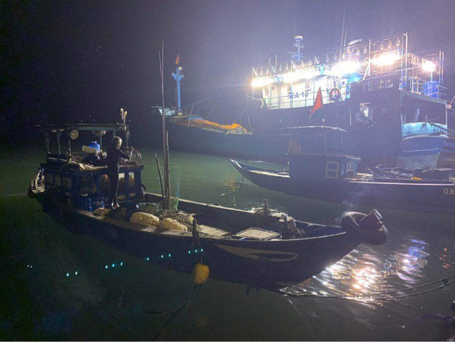 Clip sốc vụ bé gái 5 tuổi bị ném xuống sông ở Quảng Nam phơi bày sự nhẫn tâm của gã cha ruột, dòng nước đen ngòm nhấn chìm hi vọng tìm kiếm-1