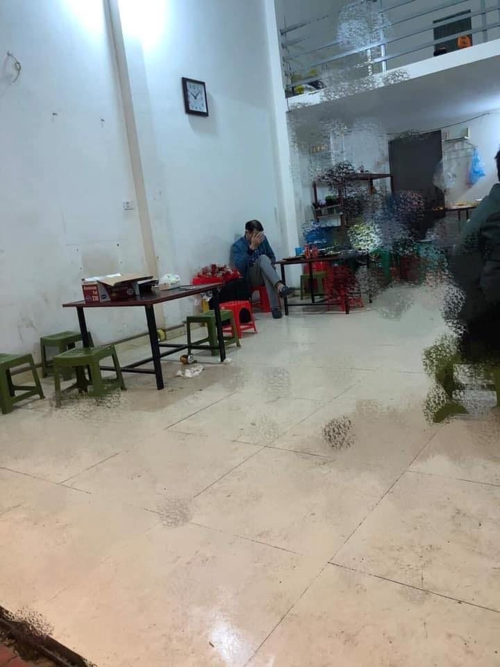 Hình ảnh người đàn ông một mình với một bàn đầy đồ ăn: Bắt taxi từ Hà Nội lên Lạng Sơn gặp người yêu qua mạng và cái kết-2