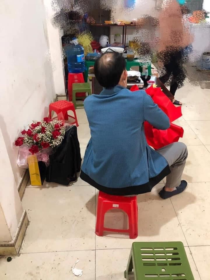 Hình ảnh người đàn ông một mình với một bàn đầy đồ ăn: Bắt taxi từ Hà Nội lên Lạng Sơn gặp người yêu qua mạng và cái kết-3