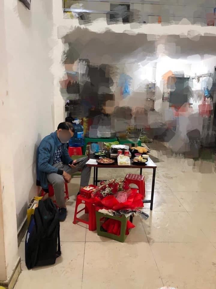 Hình ảnh người đàn ông một mình với một bàn đầy đồ ăn: Bắt taxi từ Hà Nội lên Lạng Sơn gặp người yêu qua mạng và cái kết-4