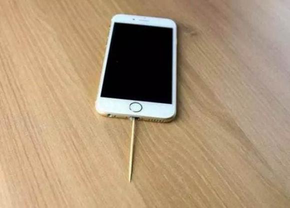 Cái lỗ nhỏ dưới điện thoại di động có công năng gì? Tiếc là bây giờ nhiều người mới hiểu được-4