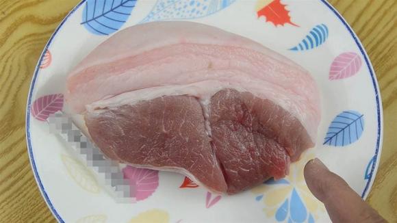 Thịt heo được rửa trực tiếp với nước tương đương với ăn vi khuẩn, đầu bếp sẽ mách bạn một mẹo nhỏ, vừa sạch, vừa đảm bảo vệ sinh, không có mùi tanh-1