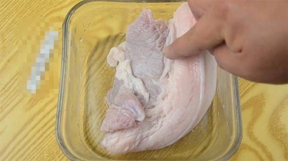 Thịt heo được rửa trực tiếp với nước tương đương với ăn vi khuẩn, đầu bếp sẽ mách bạn một mẹo nhỏ, vừa sạch, vừa đảm bảo vệ sinh, không có mùi tanh-5