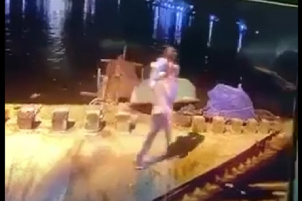 Vụ cha nhẫn tâm ném con gái 5 tuổi xuống sông: Thường xuyên đăng ảnh bé lên MXH, còn tự hào khoe con gái mình đó-1