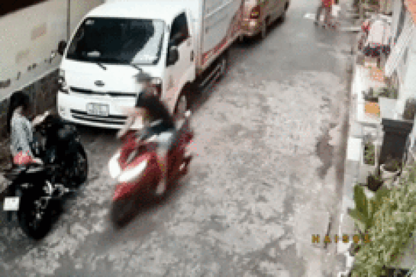 Nhóm cướp ‘lượn đi lượn lại’ rồi giật phăng điện thoại trên tay cô gái