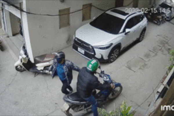 Nhóm trộm táo tợn dàn cảnh lấy xe ngay trước mặt nhân viên bảo vệ-1