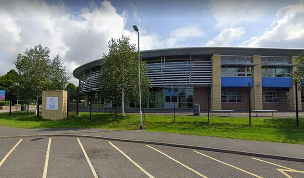 Clip sốc: Nhóm khoảng 30 nam sinh phục kích, hành hung 2 bạn nữ và ném xuống sông, cảnh bạo lực khiến dư luận bàng hoàng-1