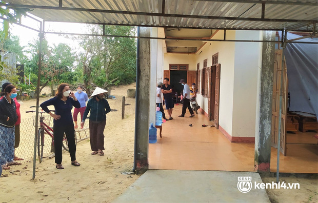 Bà ngoại bé gái 5 tuổi bị ném xuống sông: Lúc cha bế đi, cháu vẫn ôm con búp bê mà cha mới mua cho, tay còn cầm bình sữa…”-1