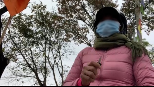 Clip cận cảnh màn xin xỏ của cò mồi” tại chùa Hương: Chốt giá đi đò xong, xuống thuyền liền đòi mỗi khách 100k tiền… mừng tuổi”-5