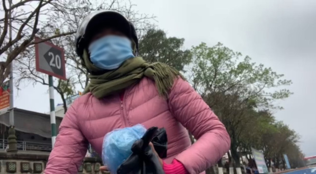 Clip cận cảnh màn xin xỏ của cò mồi” tại chùa Hương: Chốt giá đi đò xong, xuống thuyền liền đòi mỗi khách 100k tiền… mừng tuổi”-6