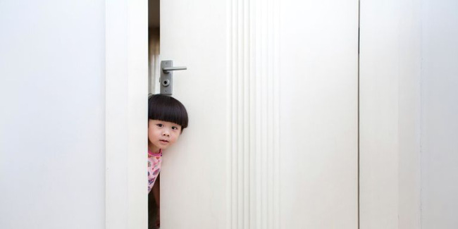 Bị con trai bắt quả tang đang nằm đè lên người vợ, ông bố trẻ ngượng chín mặt: ĐÁP 1 CÂU thông minh cứu nguy tình huống-2