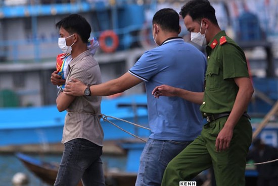 Ảnh: Thực nghiệm hiện trường vụ cha ném con gái 5 tuổi xuống sông vì cãi nhau với vợ