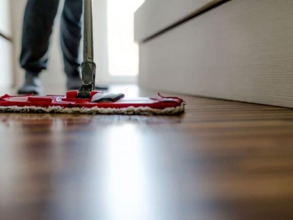 Mẹo làm sạch sàn gỗ: Chỉ dùng cây lau nhà là chưa đủ, đây là hướng dẫn cụ thể từng bước để tránh sàn bị hư hỏng-1