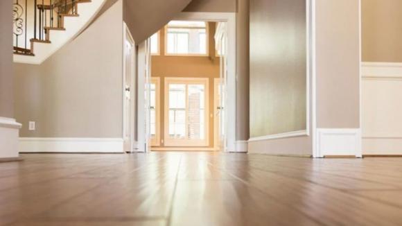 Mẹo làm sạch sàn gỗ: Chỉ dùng cây lau nhà là chưa đủ, đây là hướng dẫn cụ thể từng bước để tránh sàn bị hư hỏng-2