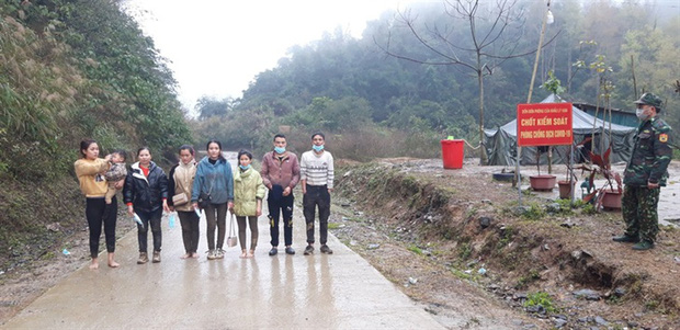 Clip: 2 mẹ con mắc kẹt trên vách đá khi vượt biên, bé 2 tuổi sợ hãi, khóc liên tục-1