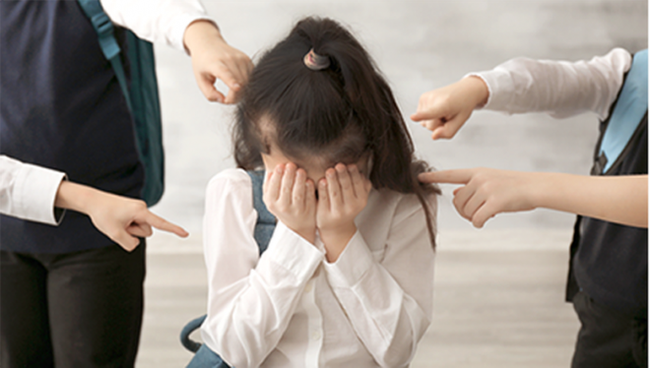 Bị xô ngã, cô bé nghiêm mặt NÓI ĐÚNG 1 CÂU mà bạn học phải rối rít xin lỗi, cô giáo tấm tắc khen: Nhà này quả khéo dạy con!-2