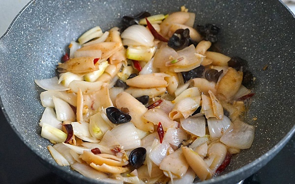 Biết được cách làm đơn giản này, món mực xào hết mùi tanh lại tăng dinh dưỡng, lai rai ngày lạnh quả là hợp cảnh!-6