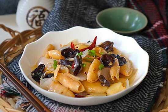 Biết được cách làm đơn giản này, món mực xào hết mùi tanh lại tăng dinh dưỡng, lai rai ngày lạnh quả là hợp cảnh!