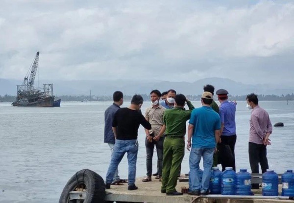 Vụ cha ném con gái xuống sông ở Quảng Nam: Bé vùng vẫy cầu cứu nhưng vẫn bị cha bế đi, bà ngoại can ngăn thì bị đạp ngã-1