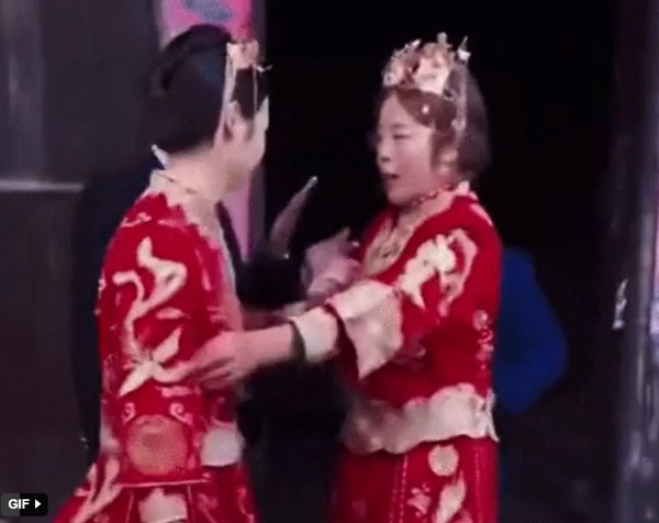 Giữa hôn lễ, 2 cô dâu cùng xuất hiện khiến quan khách náo loạn, diễn biến tiếp theo biên kịch phim cũng chưa dám viết-1