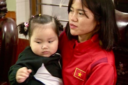 Nữ tuyển thủ Việt Nam sau 8 tháng xa cách, quay về con gái gọi bằng chị, nhận được nhiều chia sẻ đồng cảm từ các mẹ bỉm sữa