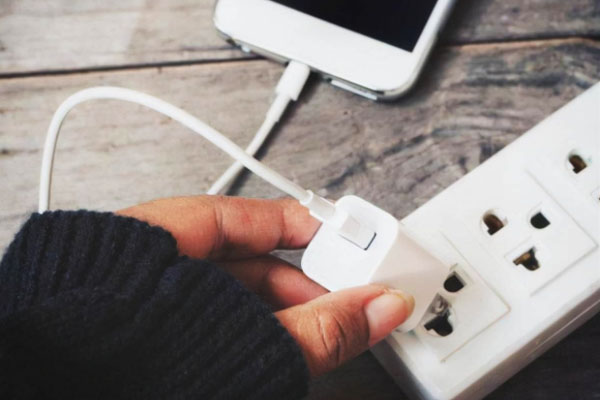 Đam mê giày trắng nhưng luôn ám ảnh nó sẽ chuyển sang màu vàng? Học ngay mẹo hay để thỏa sức tung tẩy với giày xinh-10