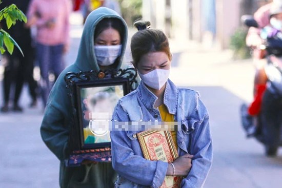 Vụ bé gái 5 tuổi bị cha ném xuống sông: Người mẹ từ TP.HCM đau đớn trở về quê đưa tang, ôm chặt bài vị con