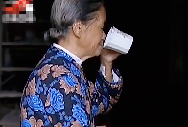 Người phụ nữ tuyệt thực 29 năm và bắt đầu uống nước sống qua ngày sau một lần gặp nhện tinh, chân tướng hé lộ bởi câu nói của con gái-1