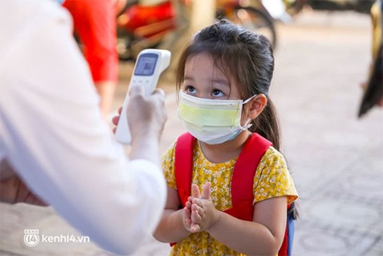 Cha mẹ cần làm gì để phòng chống dịch Covid-19 cho con quay lại trường học?