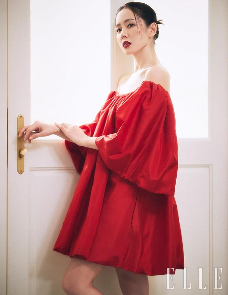 Choáng với ảnh mới của Son Ye Jin: Style chất chơi, lên đồ sặc sỡ như gái đôi mươi mới yêu lần đầu-1