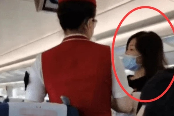 Khoảnh khắc dựng tóc gáy phi công ‘chiến đấu’ với bão Franklin để hạ cánh-1