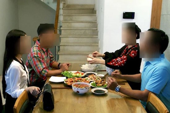Lần đầu tiên anh trai đưa bạn gái về nhà ra mắt, không ngờ chị tái mặt bối rối khi nhìn thấy các món ăn trên bàn