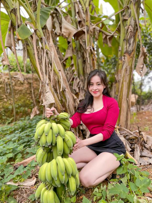 Bà Tưng tiếp tục diện đồ không thể ngắn hơn khi nhổ sắn, cắt chuối, thừa nhận sống ảo nhưng vẫn hút triệu lượt xem-4