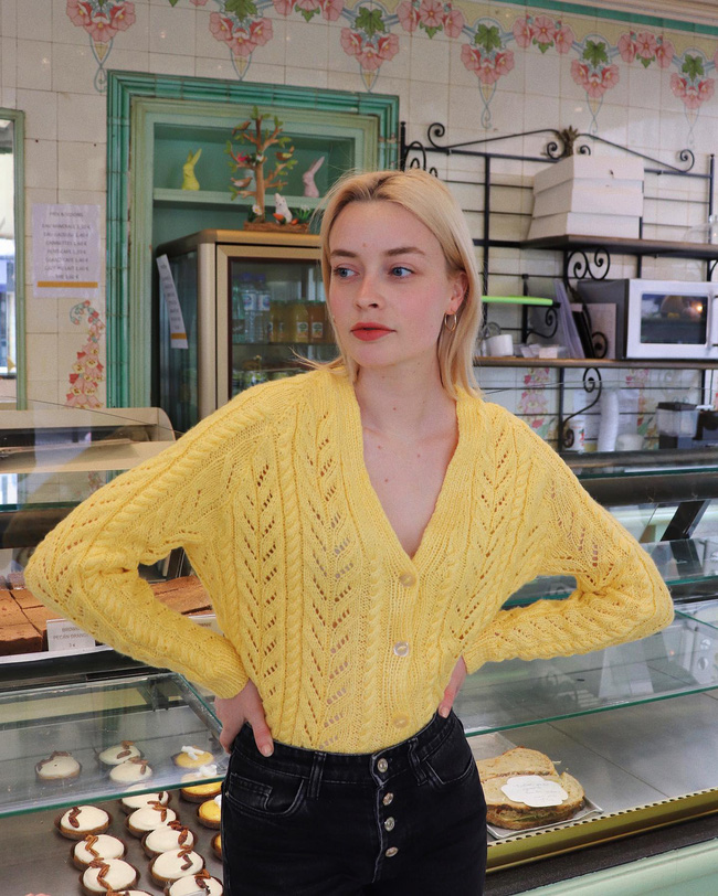 Để mặc áo len mỏng thật trẻ trung và tinh tế, hãy học 11 cách diện đồ của gái Pháp-9