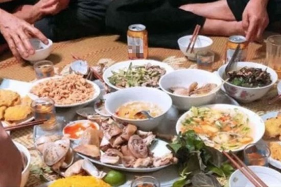 Giữa bữa cỗ giỗ, vợ ngăn chồng uống rượu mà bị cả nhà chồng lên án, nàng dâu có màn ứng xử 