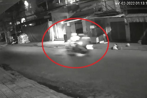 Xôn xao clip nam sinh nghi bị đối tượng lạ mặt lôi vào cầu thang bộ trói tay, cướp điện thoại iPhone 11 ở KTX Đại học Quốc gia TP.HCM-2