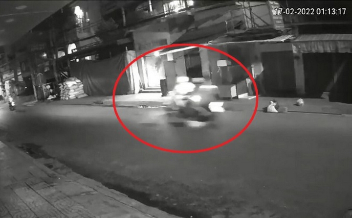 2 cô gái bị 6 thanh niên chặn đường, cướp xe lúc 1h sáng-1