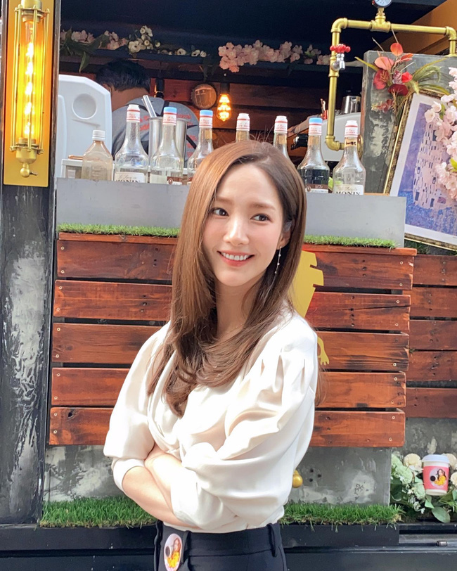 Cứ ngắm Park Min Young sẽ ra ngay kiểu tóc hack tuổi cực khéo cho nàng tuổi 35-2