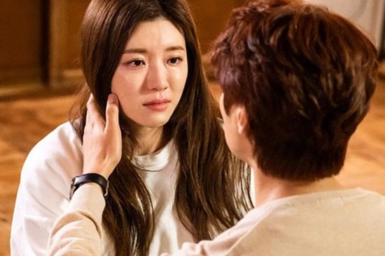 Trở về nhà sau 2 năm đi làm xa nhà, chồng bất ngờ chuyển hết tiền tiết kiệm cho anh trai giữ hộ và phản ứng đầy khôn khéo của cô vợ